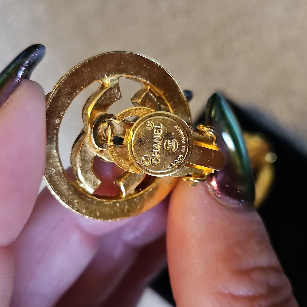 🥰KEEPING🥰 CHANEL Vintage Gold Crystal CC Logo Clip Earrings 1970s - Picture 7 of 11